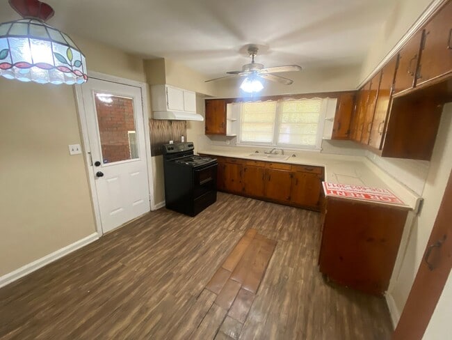 Building Photo - **ON HOLD**3 Bedroom / 1 Bathroom Home in ...