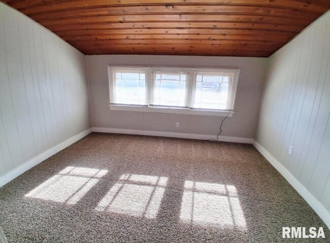 Building Photo - 513 W Loucks Ave