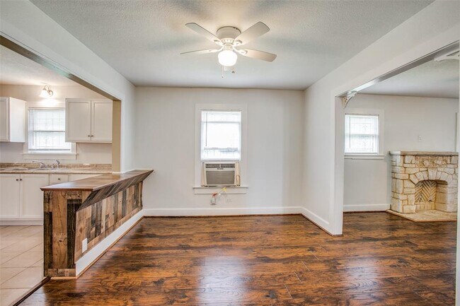 Building Photo - 7119 Farnsworth St