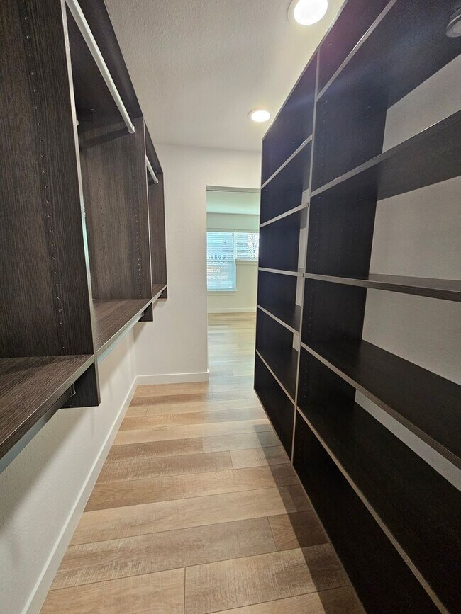 Building Photo - Cherry Creek Beautiful and Bright 1 Bed 1 Bath Condo