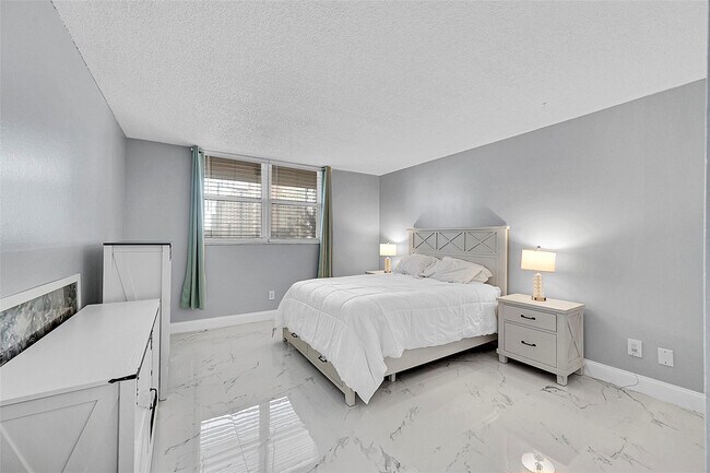 Building Photo - 1401 S Ocean Dr