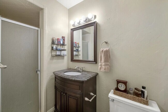 Building Photo - Beautiful 4 Bedroom Home in Sandy!
