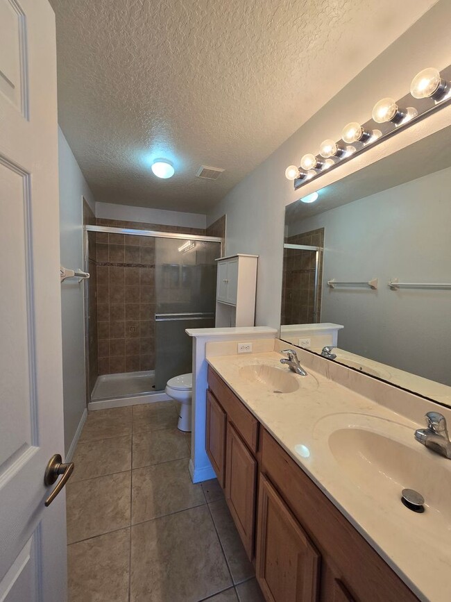 Building Photo - *SPACIOUS TOWNHOME* Hawthorne Village - Ac...