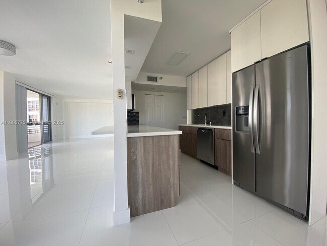 Building Photo - 19101 Mystic Pointe Dr