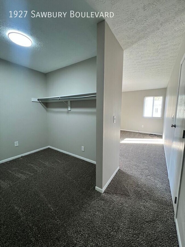 Building Photo - 1927 Sawbury Blvd