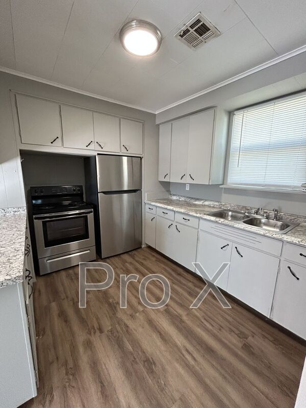 Building Photo - 304 E Park St