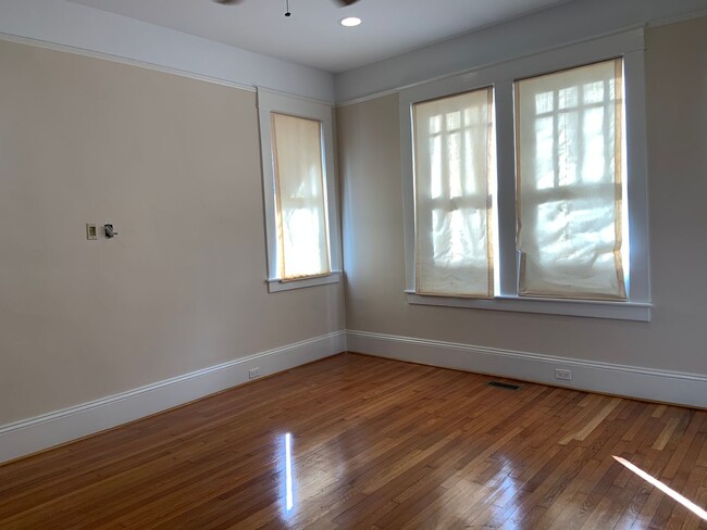 Building Photo - First Floor Unit For Rent Near UNCG!