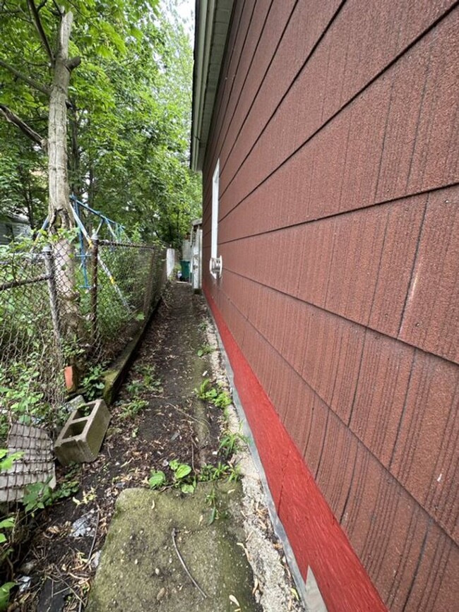 Building Photo - Spacious Single Family Home Ready for Rent...