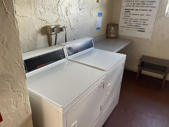 Building Photo - 705 Lori Dr