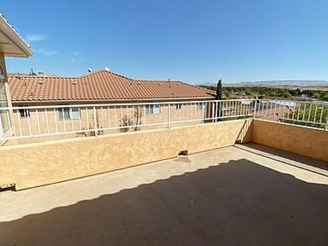 Building Photo - 3 Bedroom, 2 Bathroom Apartment with great...