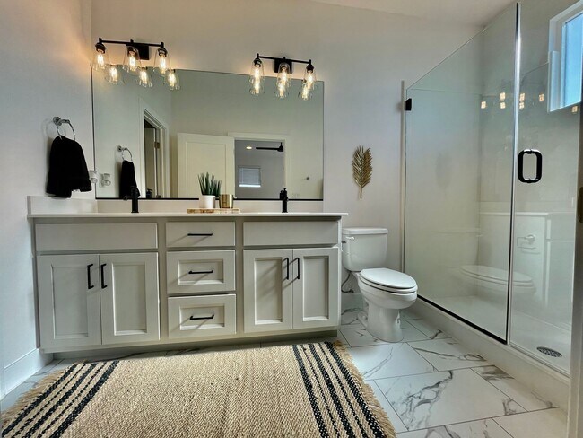 Building Photo - Beautiful Three Bedroom Townhome in Woodland Estates