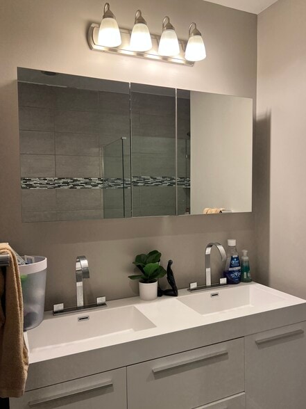 Bathroom Suite - 227 W Thompson St