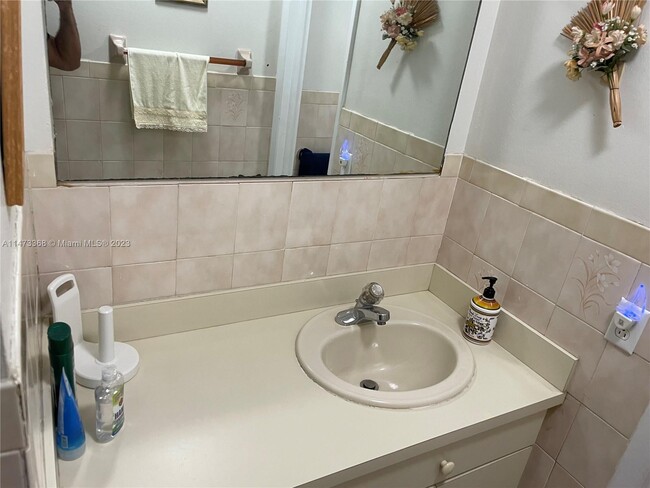 Building Photo - 1075 W 68th St