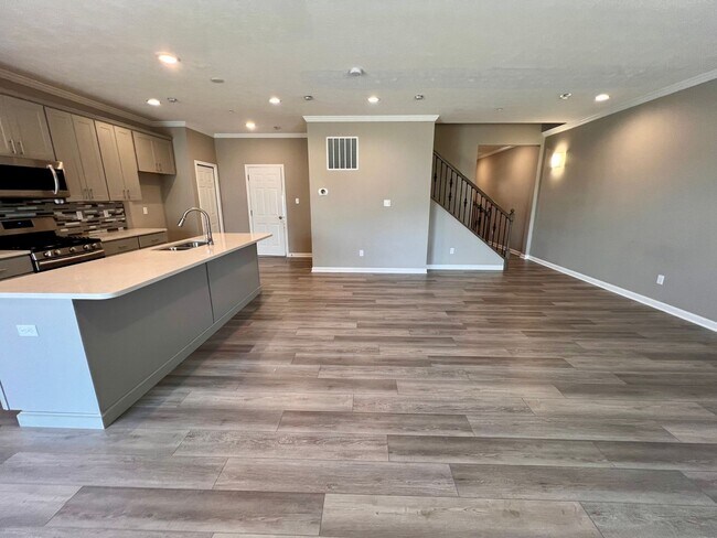 Building Photo - Imperial - 3 Bedroom 2.5 Bathroom - Large ...