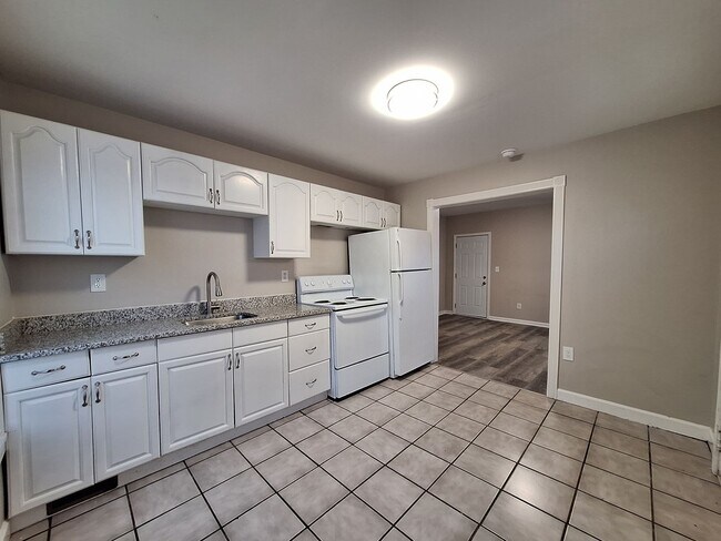 Building Photo - Spacious lower level 2 bedroom