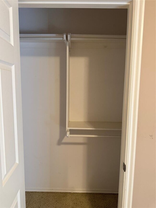 Building Photo - 400 S Castle Ridge Ln