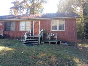 Building Photo - 2 Bedroom 1 bathroom