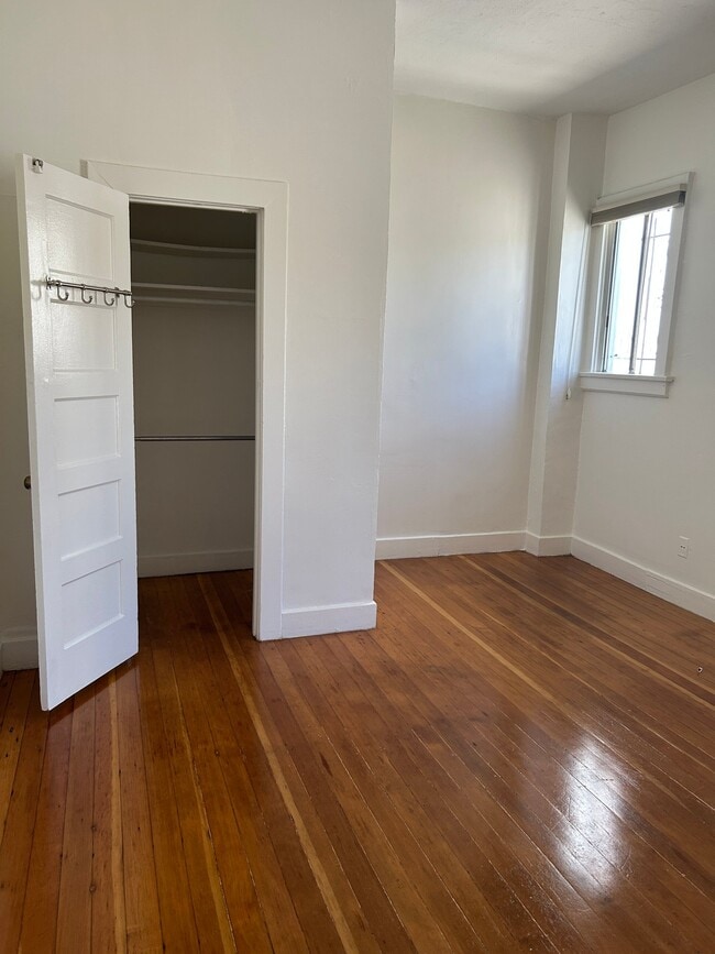 Building Photo - 1114 Poinsettia Dr
