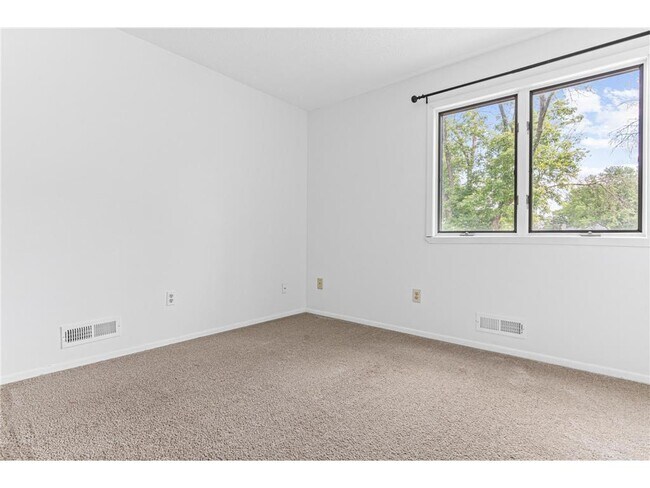 Building Photo - 1716 Evergreen Dr