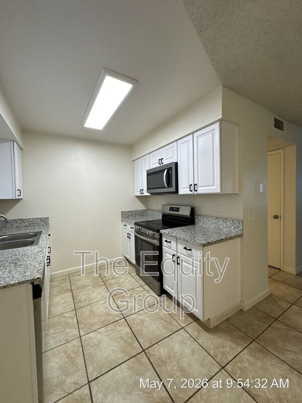 Building Photo - 806 Monarch Cir