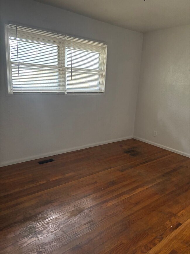 Building Photo - 3 Bedroom 1.5 Bath Home for rent