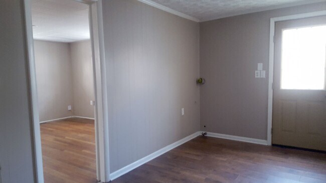 Building Photo - Single-story 4 bed 2 bath home for rent!