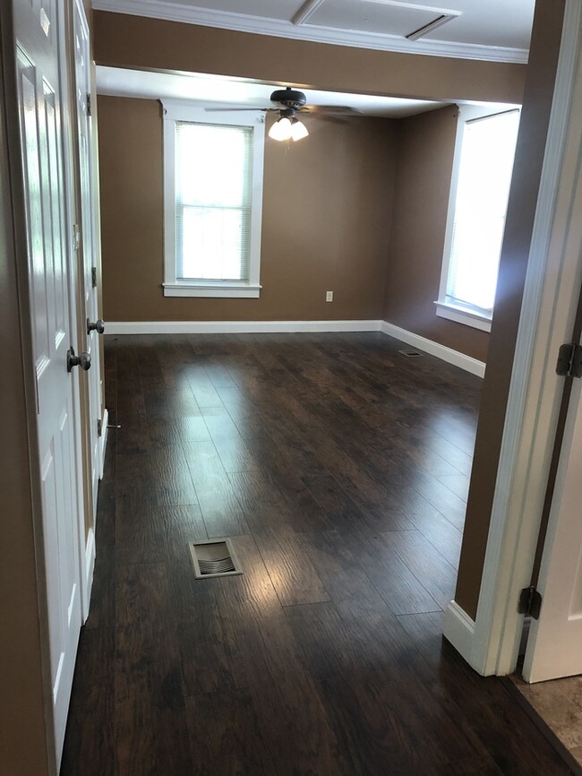 Building Photo - Great Location ! Spacious Backyard!