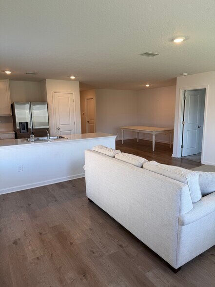 Building Photo - 16933 Valencia Way