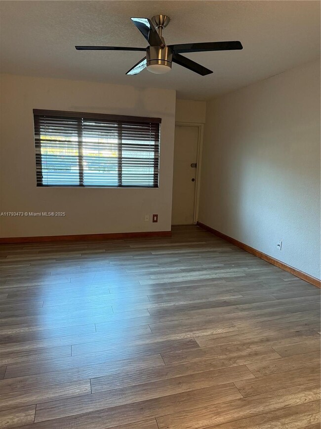 Building Photo - 120 Lakeview Dr