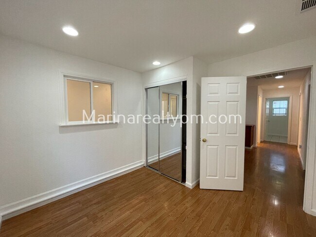 Building Photo - 5 Bedroom 2.5 Bath Two Story House