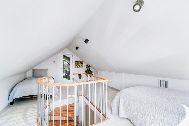 Building Photo - 1409 E M. Franklin Ave