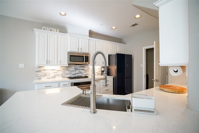 Building Photo - 4650 Penelope Ln