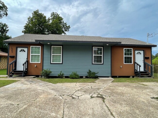 Primary Photo - 1553 Swan Ave