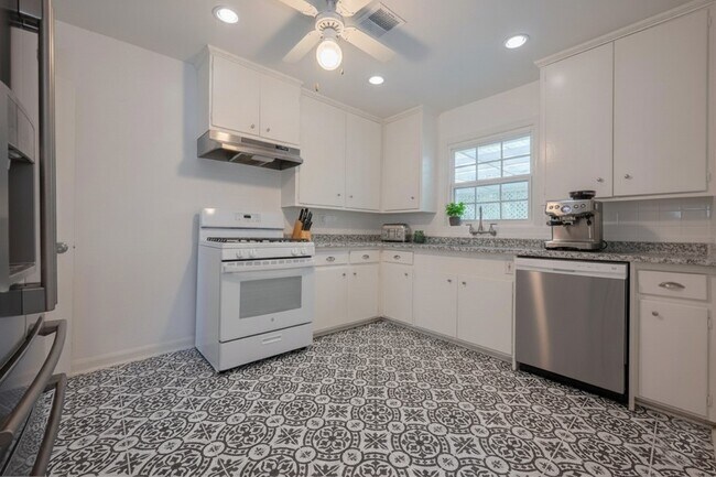 Building Photo - 5513 Fairdale Ln