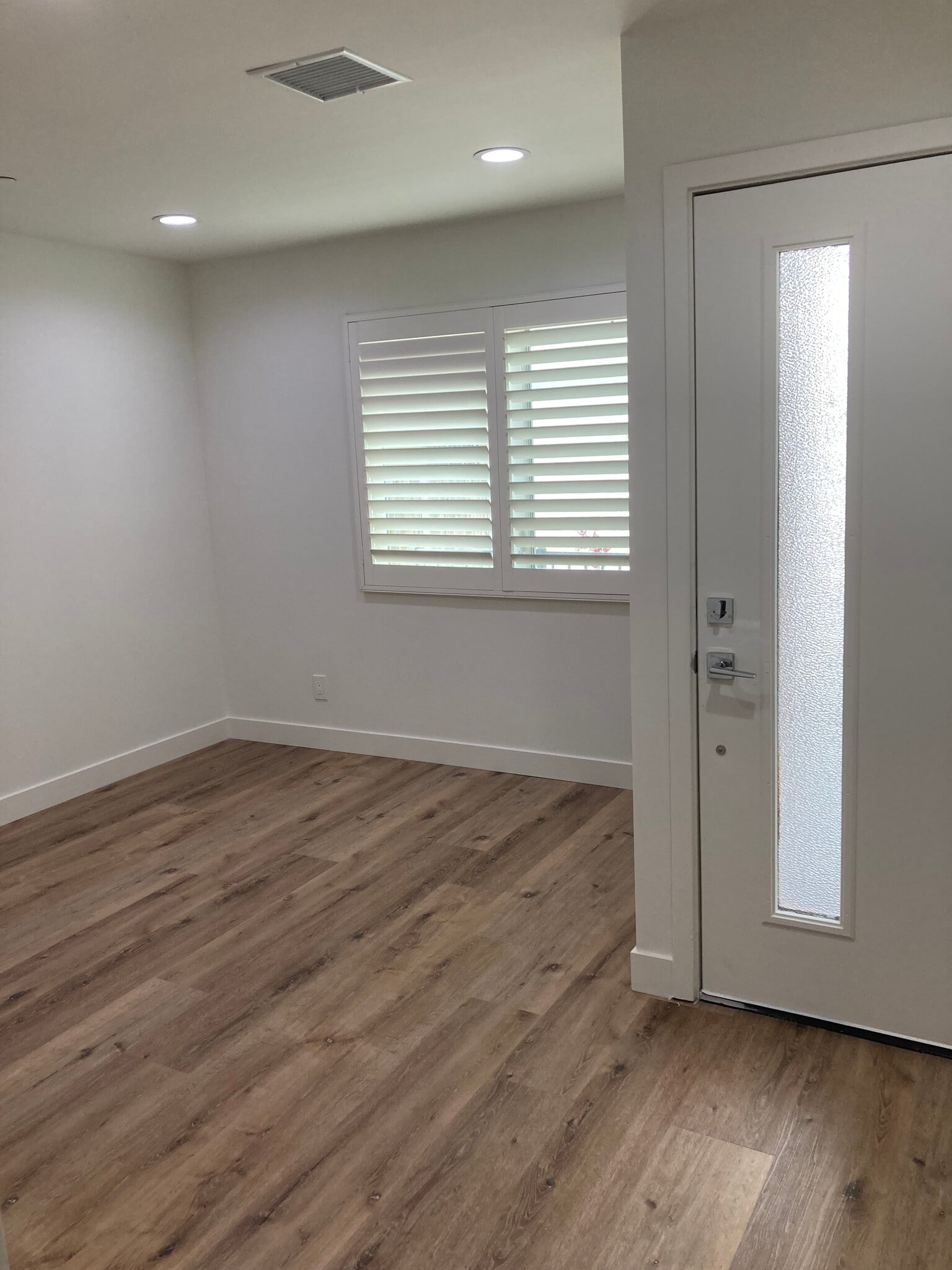 DEN Entry level - 648 N Serrano Ave