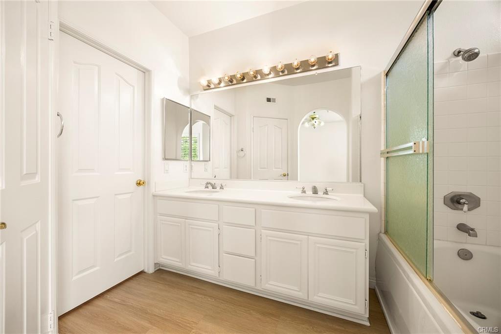 Master bathroom - 2479 Sunningdale Dr