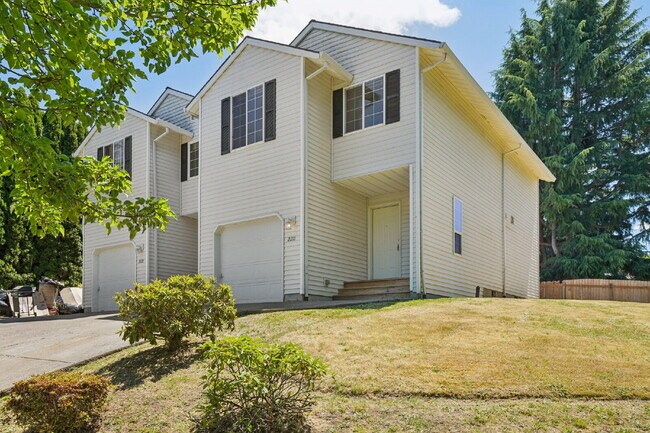 Building Photo - 4 bedroom 2.5 bath home