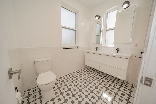 Building Photo - 848 32nd St