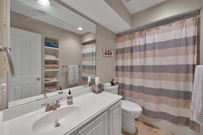 Building Photo - 24 E New Avery Pl