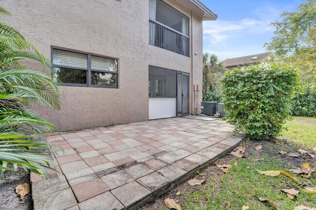 Building Photo - 10585 Royal Palm Blvd