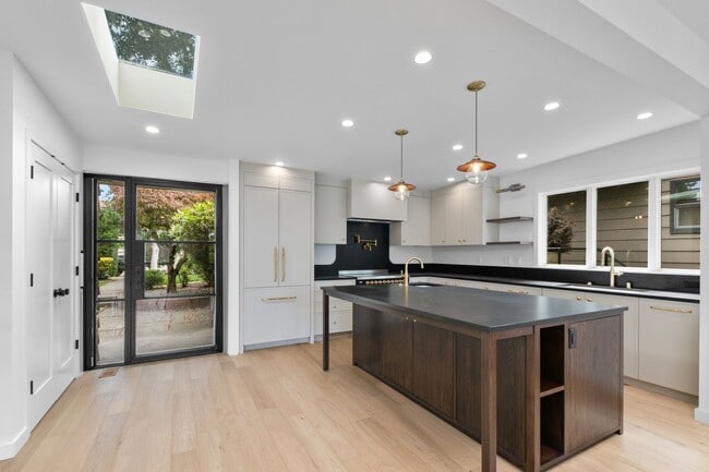 Building Photo - 3bd/2.5ba Seattle House