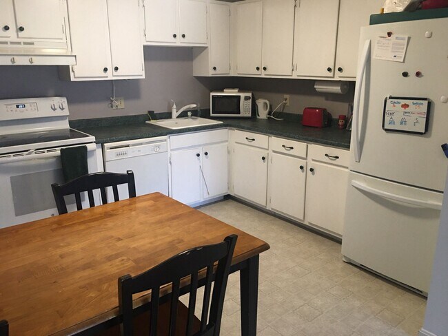 Building Photo - 910 White Cedar Blvd