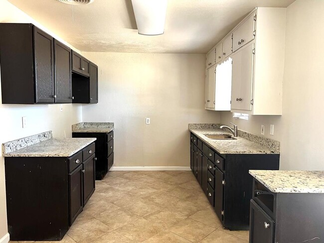 Building Photo - Close to everything