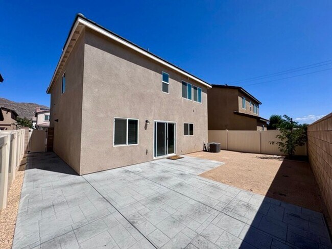 Building Photo - Spacious 4 Bedroom, 2.5 Bathroom Home with...