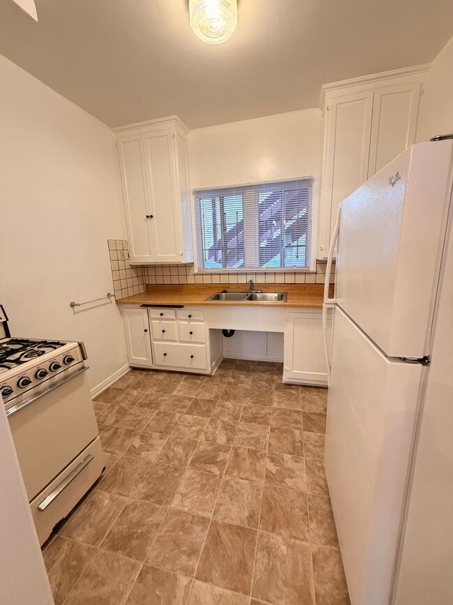 Building Photo - Cute 1 Bedroom 1 Bathroom Long Beach Apartment For Rent!