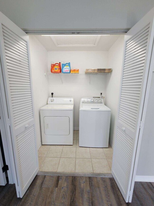 Building Photo - 402 S Willow Ave