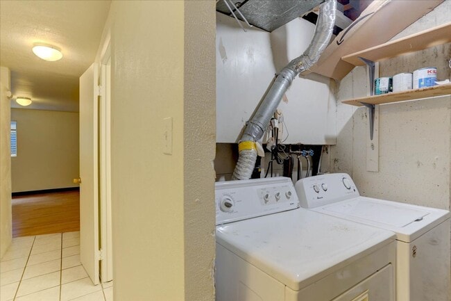 Building Photo - 2033 Gyros Cir