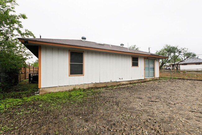 Building Photo - 3-BEDROOM HOME IN LOMA PARK