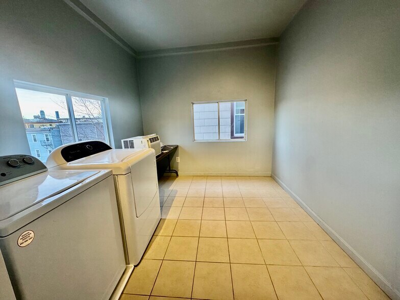 Building Photo - 372 Prospect St