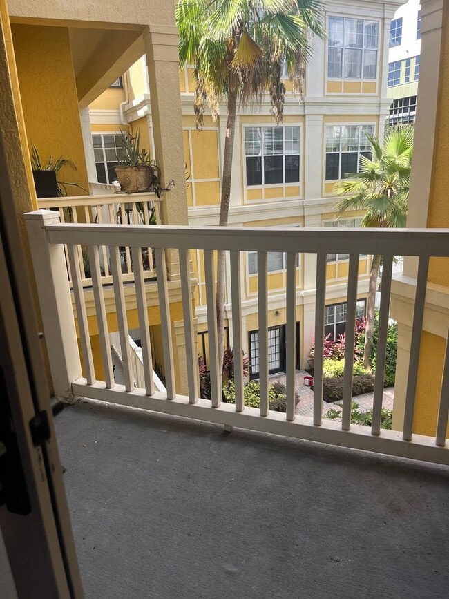 Building Photo - Downtown 2/2 Condo with garden view.